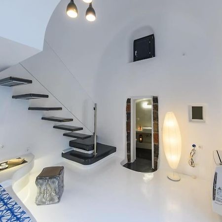 Santorini Traditional Apt With Private Hot Tub Apartment Fira  Exterior photo
