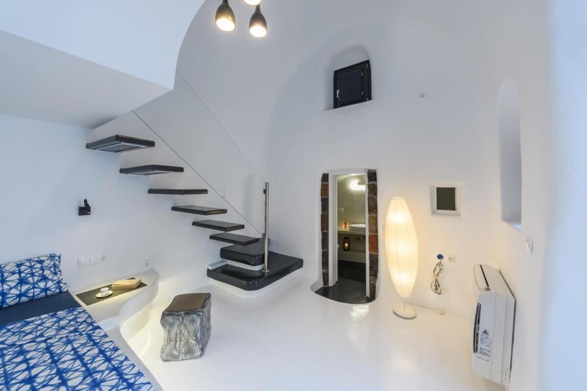 Santorini Traditional Apt With Private Hot Tub Apartment Fira  Exterior photo