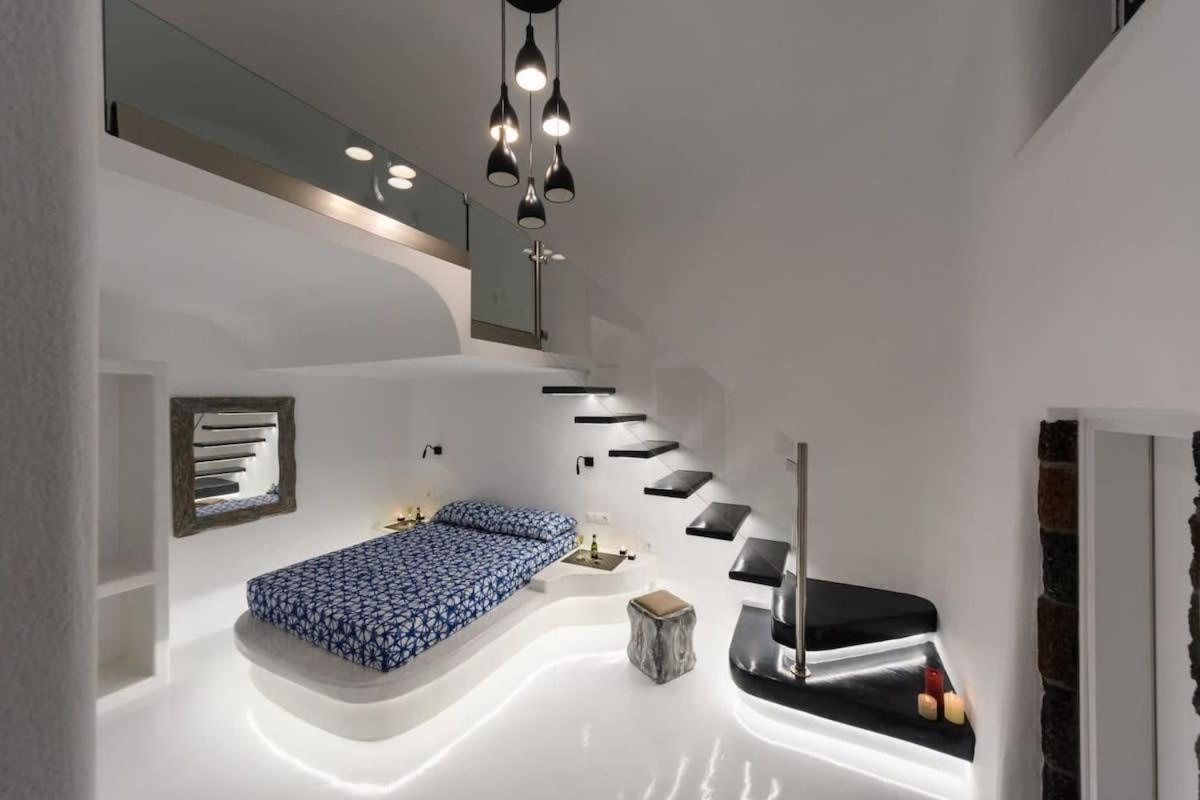 Santorini Traditional Apt With Private Hot Tub Apartment Fira  Exterior photo