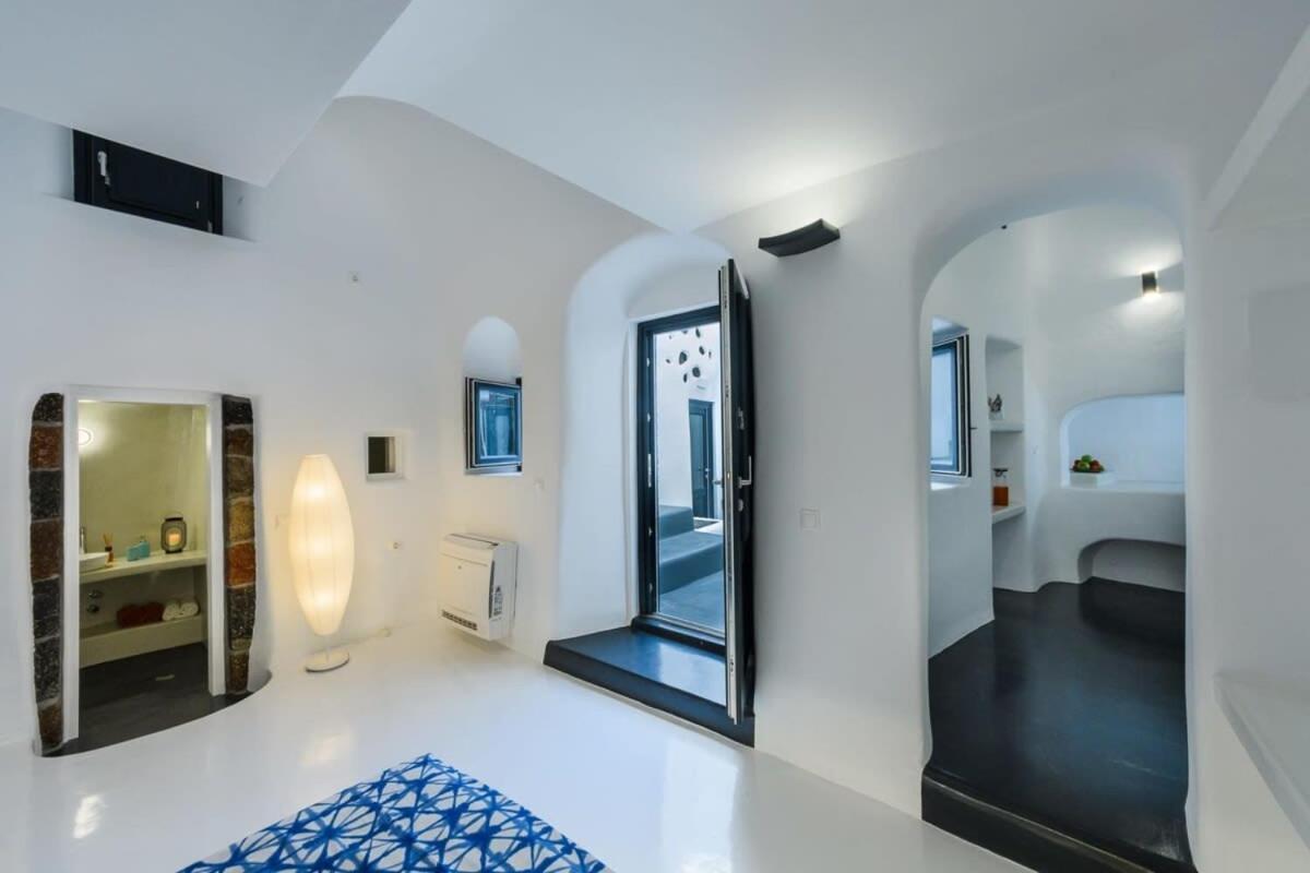 Santorini Traditional Apt With Private Hot Tub Apartment Fira  Exterior photo