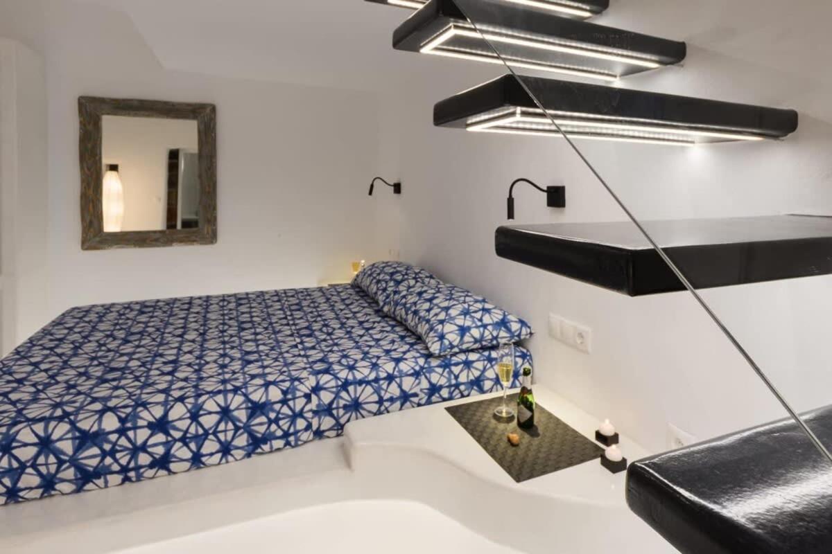 Santorini Traditional Apt With Private Hot Tub Apartment Fira  Exterior photo